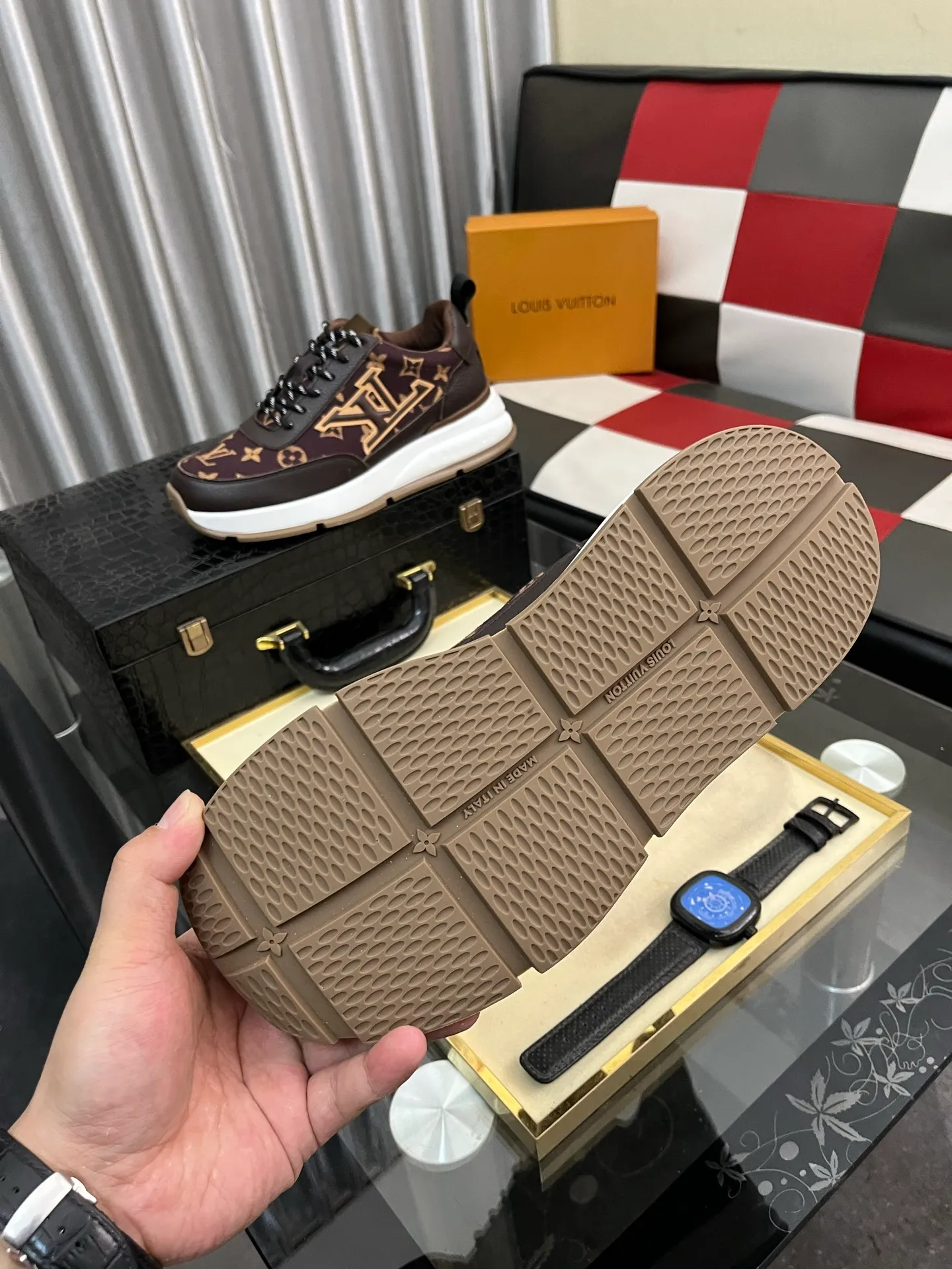 Men's shoes 💰: 438⌚️⌚️[LOUIS VUITTON] Same style as Louis Vuitton* official website🚹Men's high-top casual shoes❤️Same style as popular celebrities ~ best-selling at home and abroad Lv focuses on the checkerboard series...Imported first-layer cowhide with special fabrics➕Full sheepskin lining➕Brand-specific hollow outsole💎Number of codes: 38-443️⃣Colors available